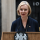 Britain's Prime Minister Liz Truss delivers a speech outside of 10 Downing Street in central London on October 20, 2022 to announce her resignation. - British Prime Minister Liz Truss announced her resignation on after just six weeks in office that looked like a descent into hell, triggering a new internal election within the Conservative Party.